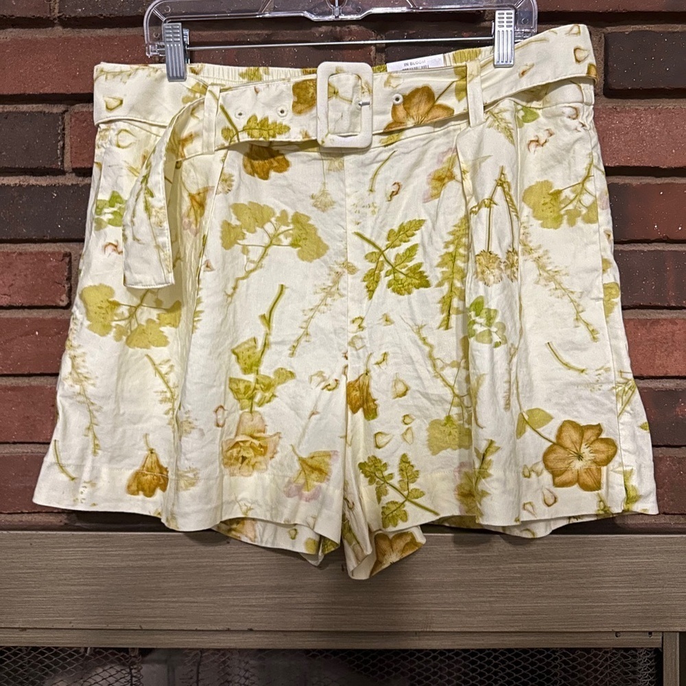 🛍️NET. I-N-C Regular High Rise floral 4 inch shorts with belt size XL